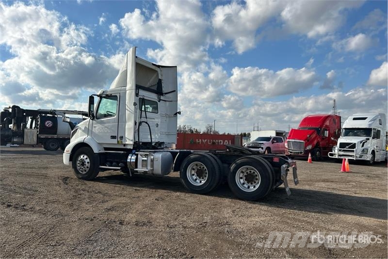 Volvo VNR 6x4 T/A Day Cab Truck Tractor Tegljači