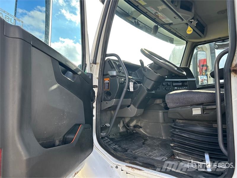 Volvo VNR 6x4 T/A Day Cab Truck Tractor Tegljači