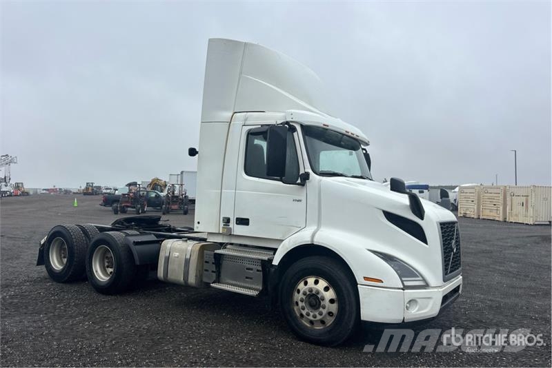 Volvo VNR 6x4 T/A Day Cab Truck Tractor Nyergesvontatók