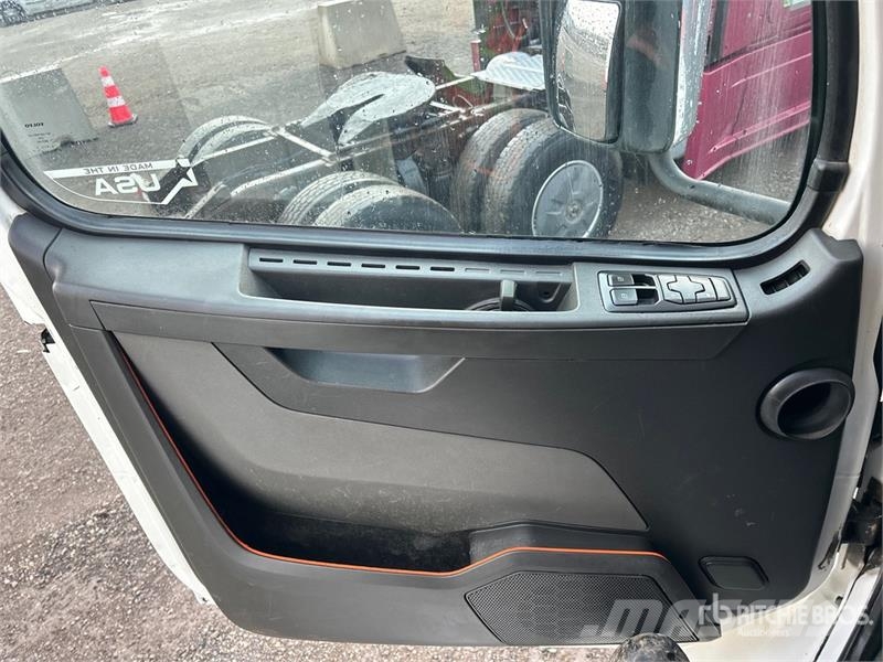 Volvo VNR 6x4 T/A Day Cab Truck Tractor Motrici e Trattori Stradali
