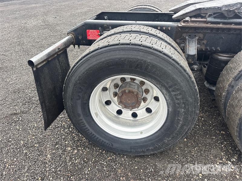 Volvo VNR 6x4 T/A Day Cab Truck Tractor Nyergesvontatók