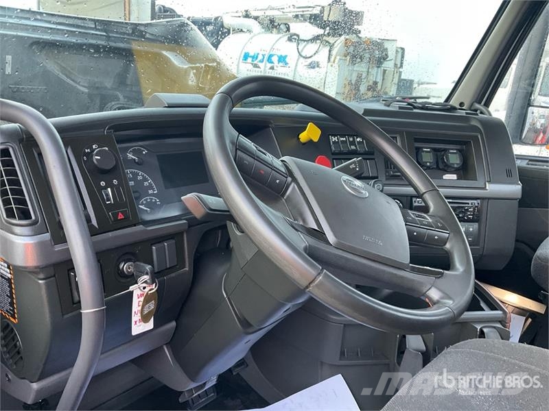 Volvo VNR 6x4 T/A Day Cab Truck Tractor Tegljači