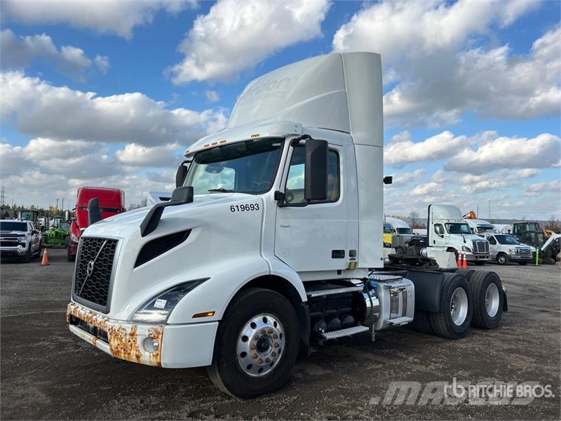 Volvo VNR 6x4 T/A Day Cab Truck Tractor Tegljači