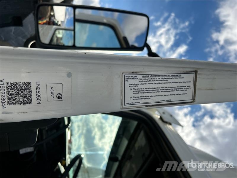 Volvo VNR 6x4 T/A Day Cab Truck Tractor Tegljači