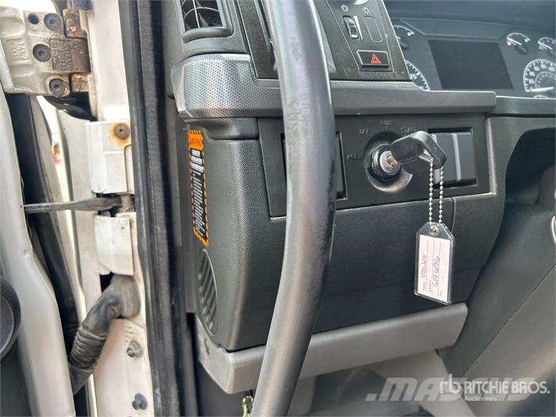 Volvo VNR 6x4 T/A Day Cab Truck Tractor 牵引车