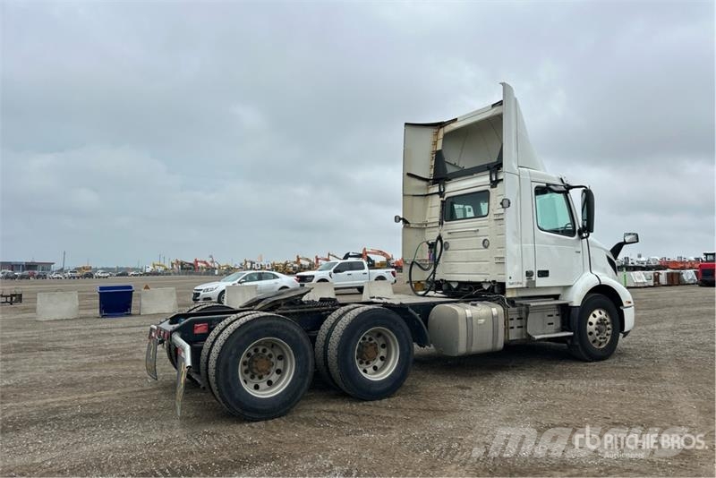 Volvo VNR 6x4 T/A Day Cab Truck Tractor 牵引车