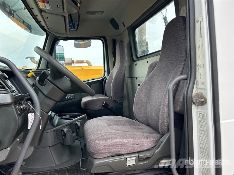Volvo VNR 6x4 T/A Day Cab Truck Tractor Motrici e Trattori Stradali