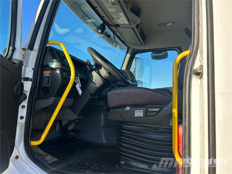 Volvo VNR 6x4 T/A Day Cab Truck Tractor Sattelzugmaschinen