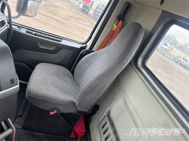 Volvo VNR 6x4 T/A Day Cab Truck Tractor Nyergesvontatók