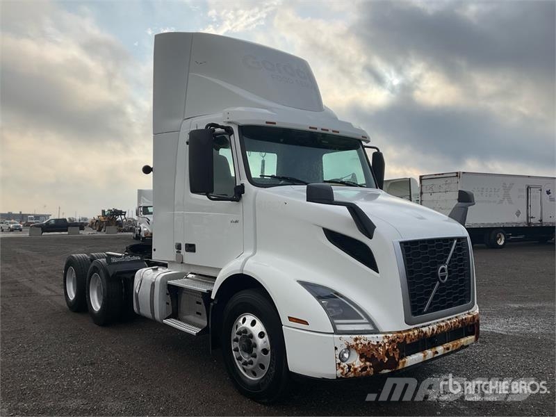 Volvo VNR 6x4 T/A Day Cab Truck Tractor Tegljači