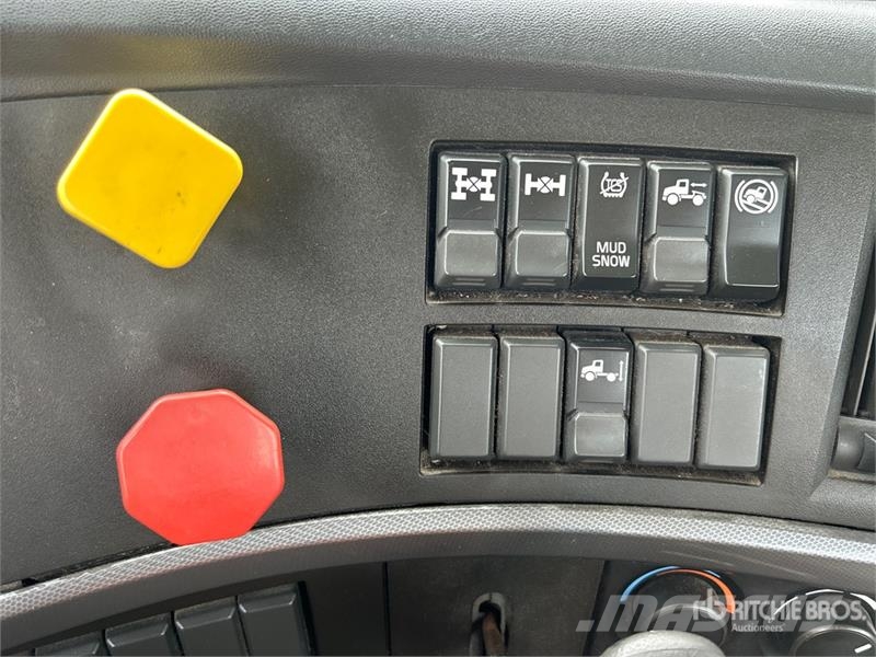 Volvo VNR 6x4 T/A Day Cab Truck Tractor 牵引车