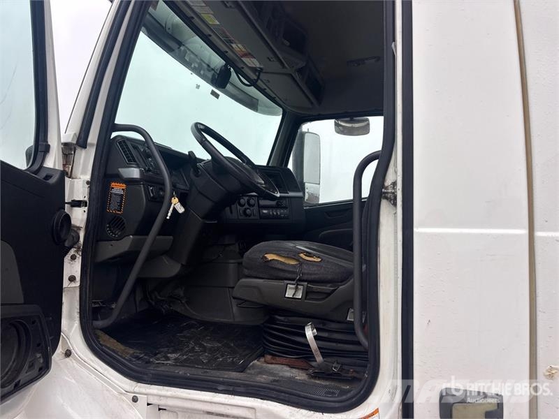 Volvo VNR 6x4 T/A Day Cab Truck Tractor Nyergesvontatók
