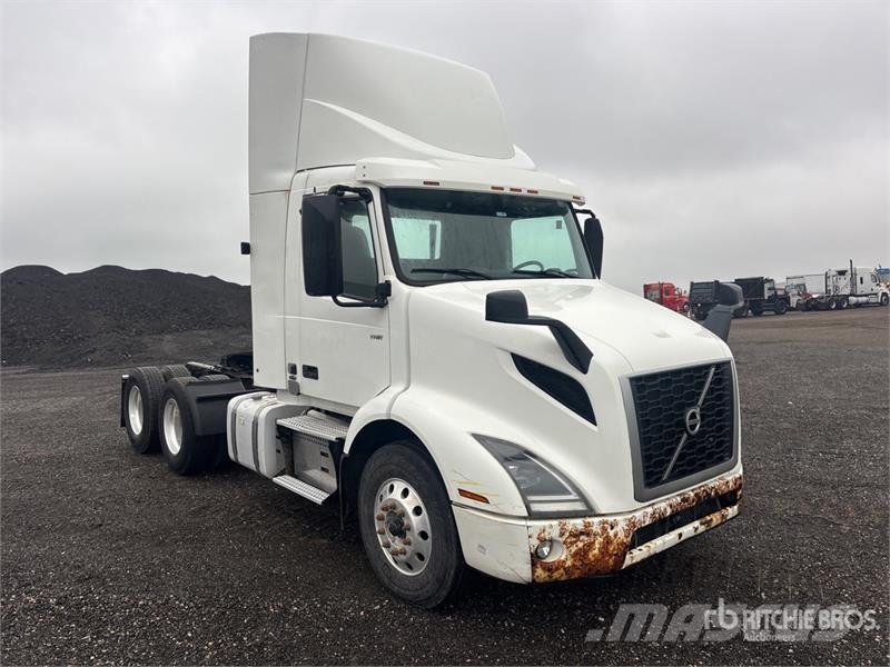Volvo VNR 6x4 T/A Day Cab Truck Tractor Nyergesvontatók