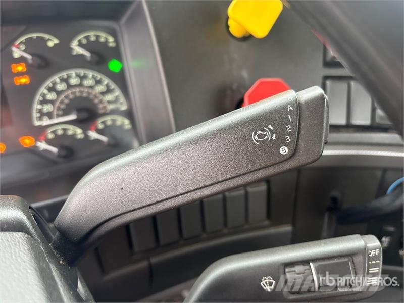 Volvo VNR 6x4 T/A Day Cab Truck Tractor Nyergesvontatók
