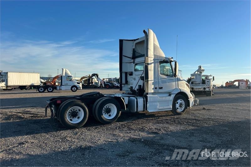 Volvo VNR 6x4 T/A Day Cab Truck Tractor Vlačilci
