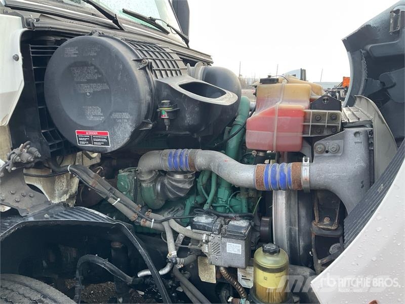 Volvo VNR 6x4 T/A Day Cab Truck Tractor Tegljači