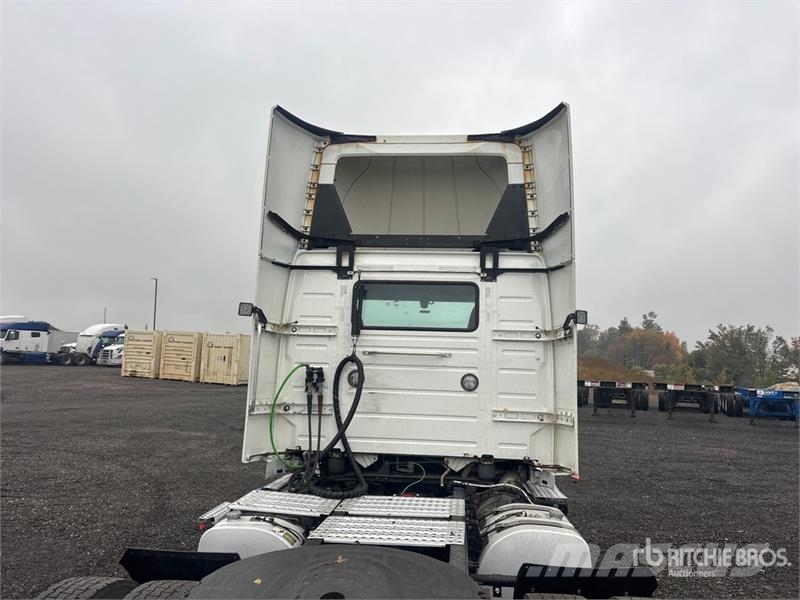 Volvo VNR 6x4 T/A Day Cab Truck Tractor Nyergesvontatók