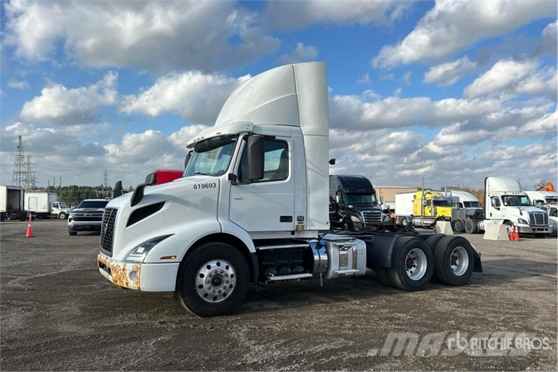 Volvo VNR 6x4 T/A Day Cab Truck Tractor Tegljači