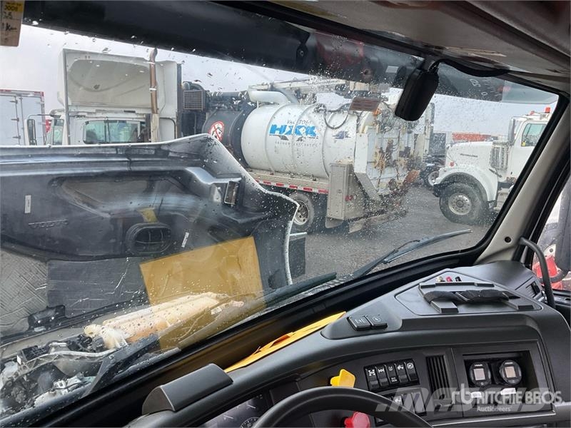 Volvo VNR 6x4 T/A Day Cab Truck Tractor Tegljači