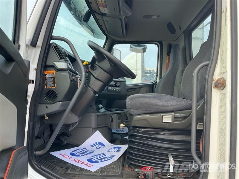 Volvo VNR 6x4 T/A Day Cab Truck Tractor Tegljači