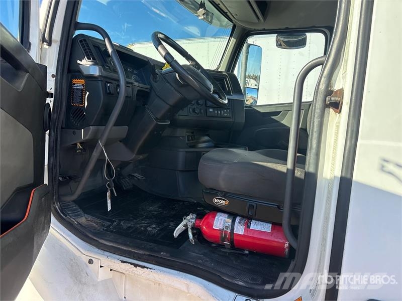 Volvo VNR 6x4 T/A Day Cab Truck Tractor Motrici e Trattori Stradali