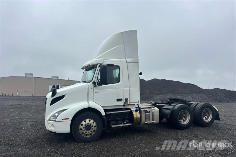 Volvo VNR 6x4 T/A Day Cab Truck Tractor Nyergesvontatók