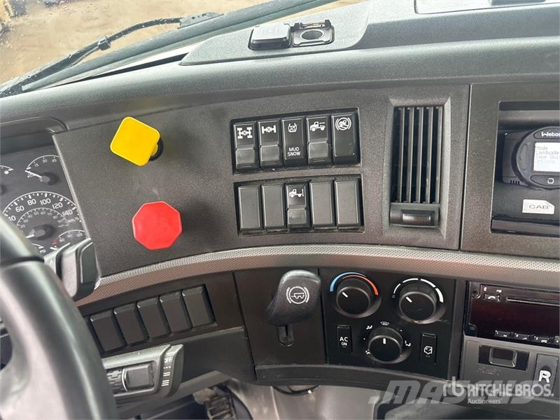 Volvo VNR 6x4 T/A Day Cab Truck Tractor Nyergesvontatók