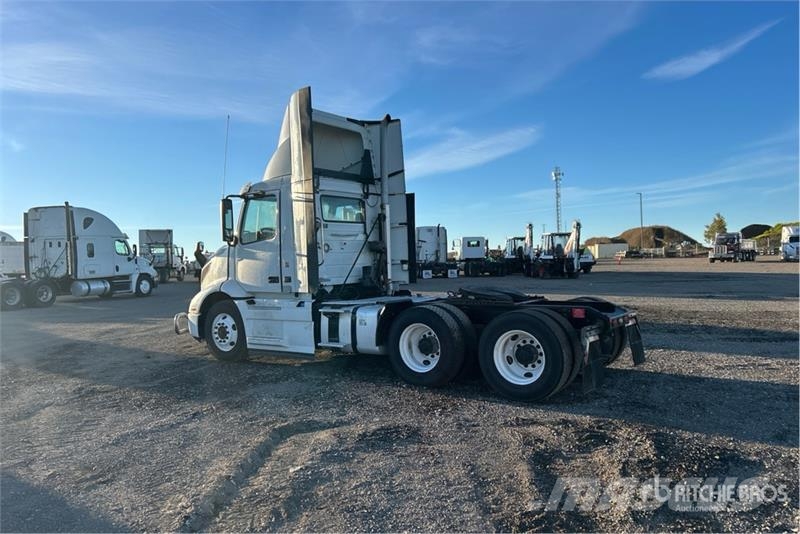 Volvo VNR 6x4 T/A Day Cab Truck Tractor Vlačilci