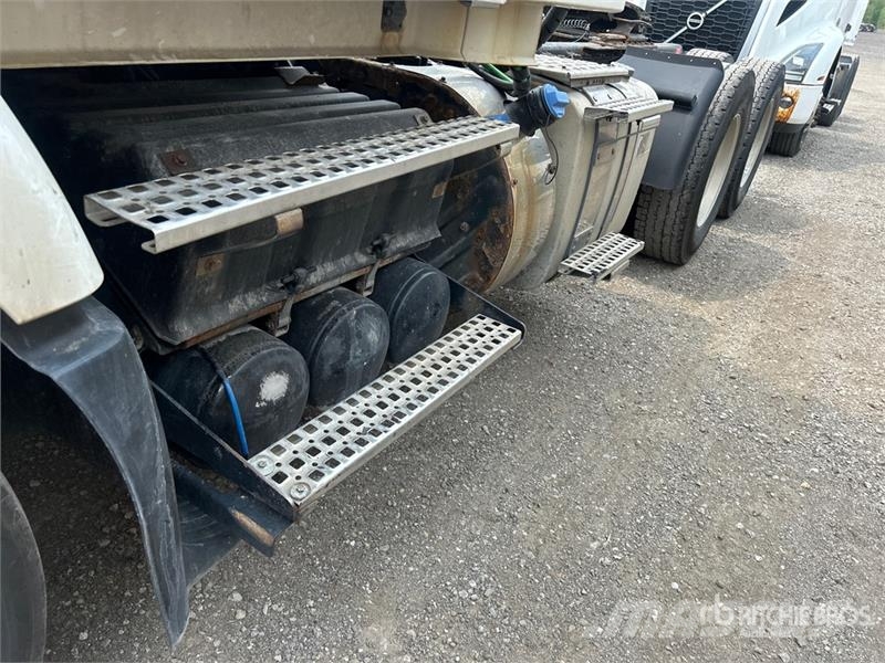 Volvo VNR 6x4 T/A Day Cab Truck Tractor 牵引车