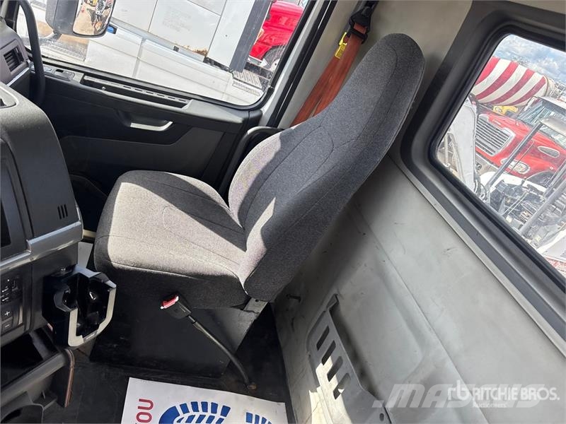 Volvo VNR 6x4 T/A Day Cab Truck Tractor Motrici e Trattori Stradali