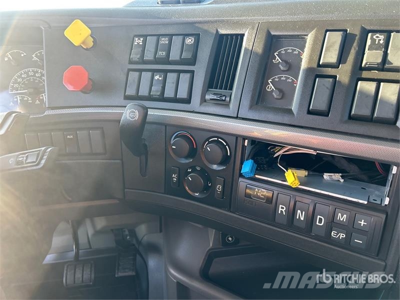 Volvo VNR 6x4 T/A Day Cab Truck Tractor Sattelzugmaschinen