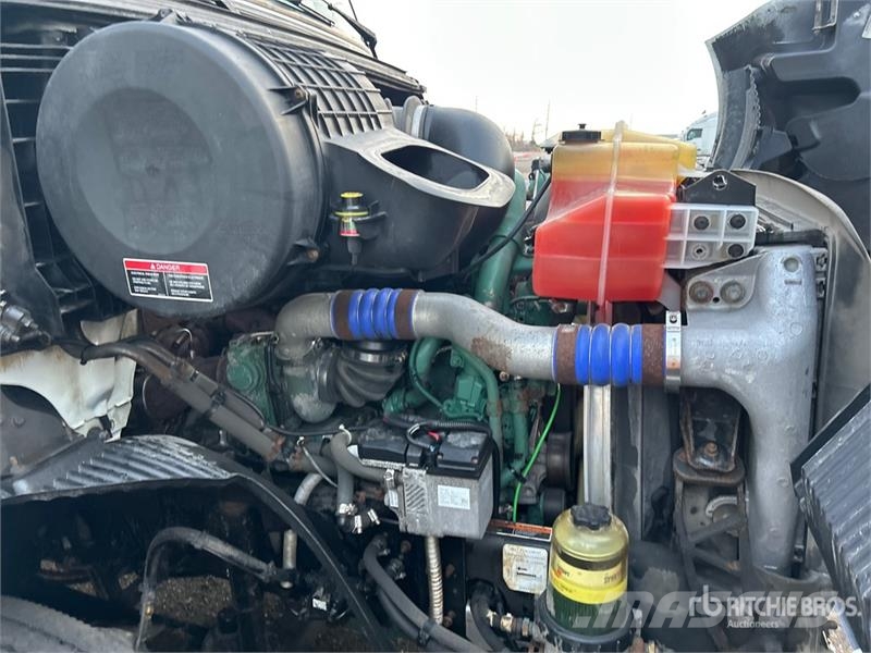 Volvo VNR 6x4 T/A Day Cab Truck Tractor Motrici e Trattori Stradali