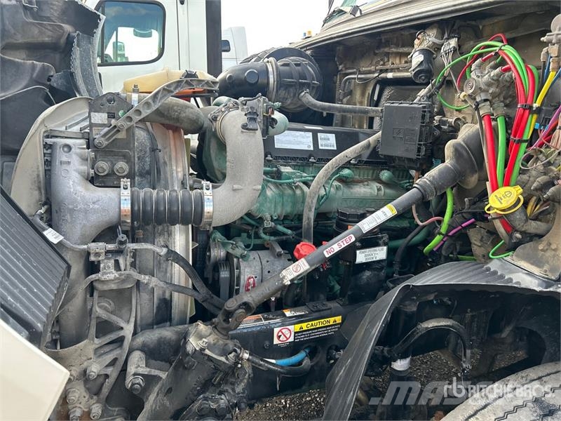 Volvo VNR 6x4 T/A Day Cab Truck Tractor Tegljači