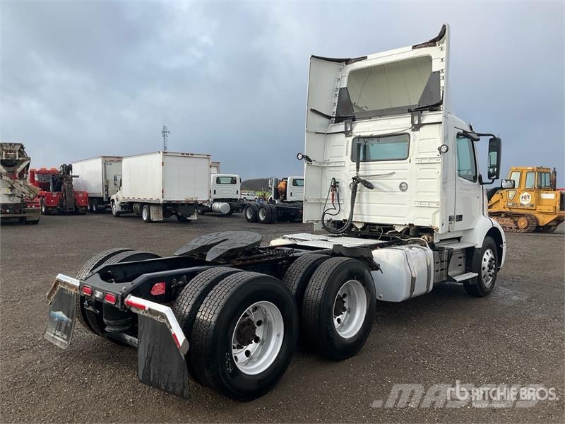 Volvo VNR 6x4 T/A Day Cab Truck Tractor Tegljači