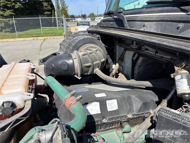 Volvo VNR 6x4 T/A Sleeper Truck Tractor Camiones tractor