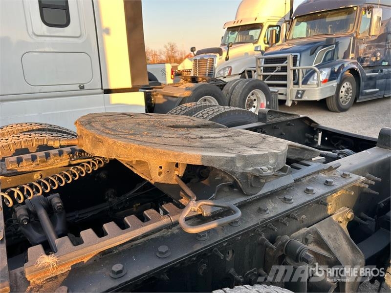 Volvo VNR 6x4 T/A Sleeper Truck Tractor Tegljači