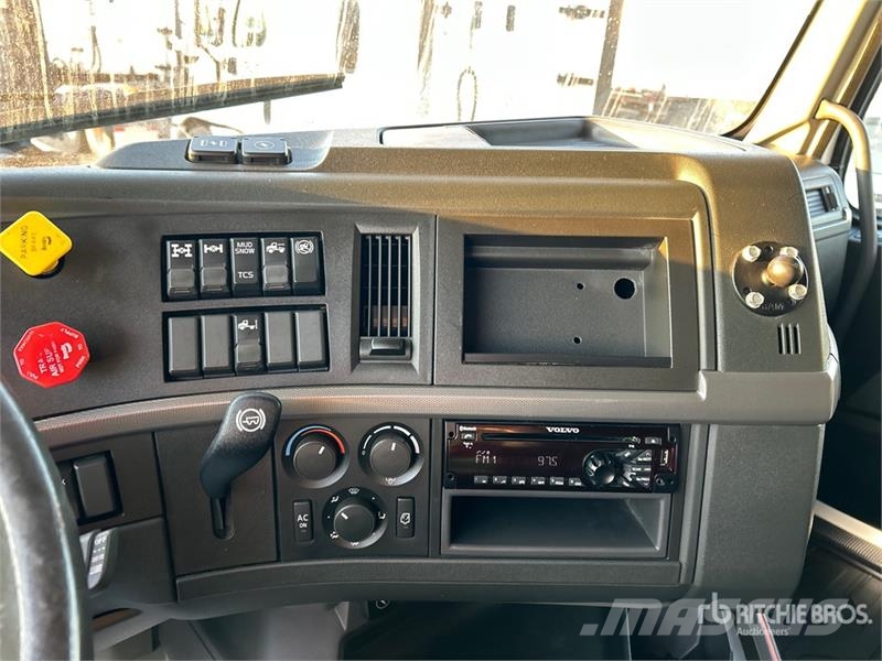 Volvo VNR 6x4 T/A Sleeper Truck Tractor Tegljači