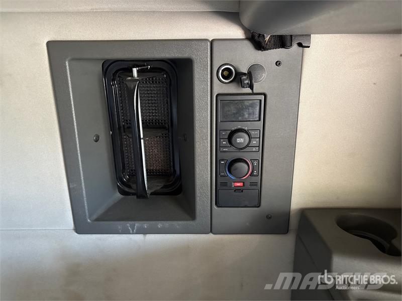 Volvo VNR 6x4 T/A Sleeper Truck Tractor Camiones tractor