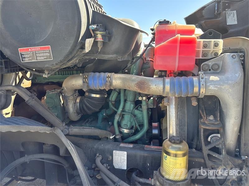 Volvo VNR 6x4 T/A Sleeper Truck Tractor Camiones tractor