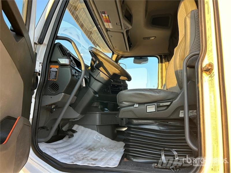 Volvo VNR 6x4 T/A Sleeper Truck Tractor Tegljači