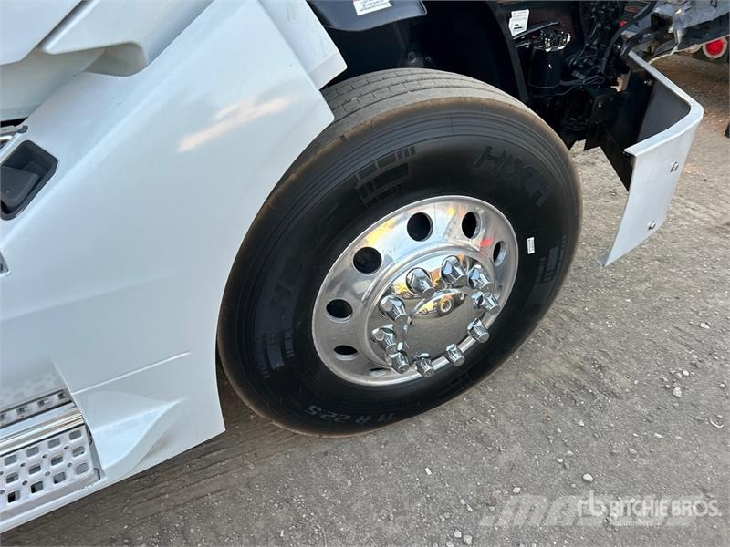 Volvo VNR 6x4 T/A Sleeper Truck Tractor Tegljači