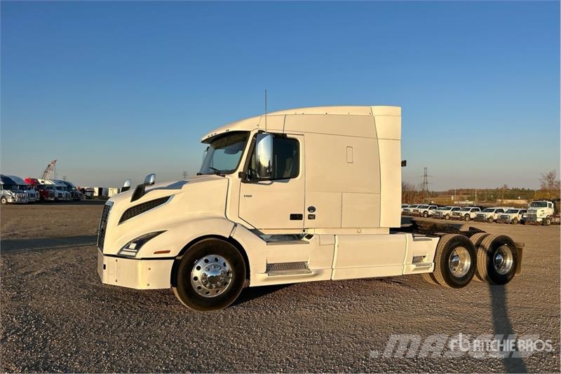 Volvo VNR 6x4 T/A Sleeper Truck Tractor Tegljači