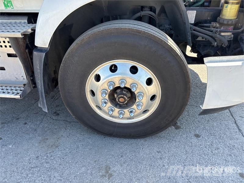 Volvo VNR 6x4 T/A Sleeper Truck Tractor Camiones tractor