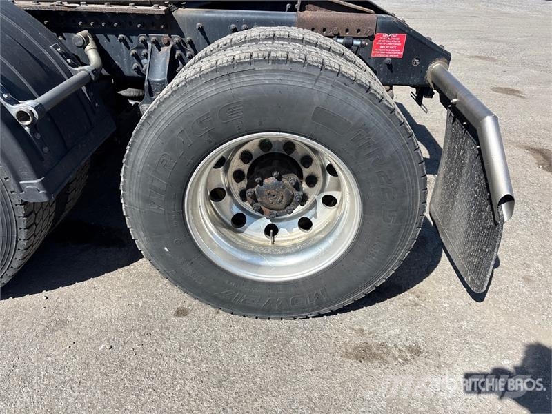 Volvo VNR 6x4 T/A Sleeper Truck Tractor Camiones tractor