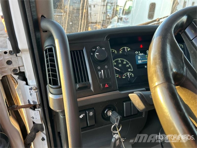 Volvo VNR 6x4 T/A Sleeper Truck Tractor Tegljači