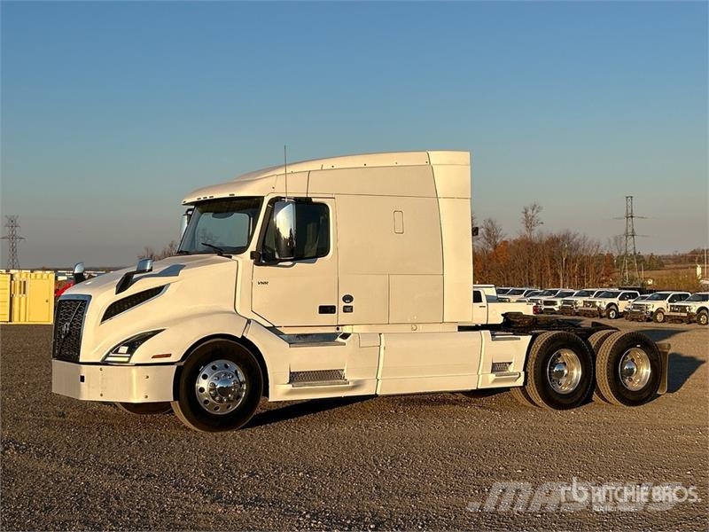 Volvo VNR 6x4 T/A Sleeper Truck Tractor Tegljači