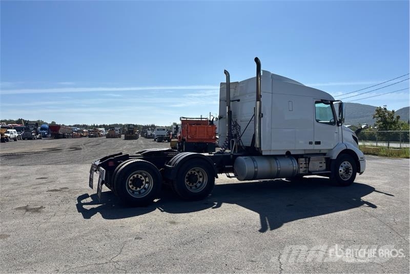 Volvo VNR 6x4 T/A Sleeper Truck Tractor Camiones tractor