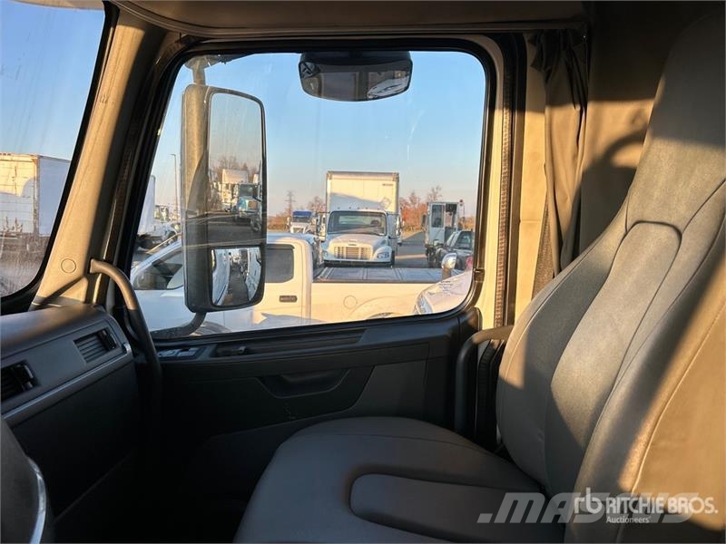 Volvo VNR 6x4 T/A Sleeper Truck Tractor Tegljači