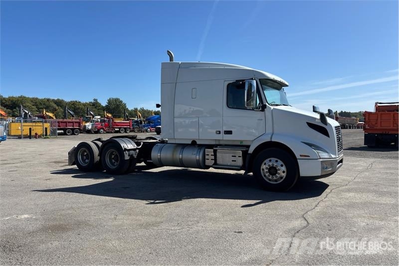 Volvo VNR 6x4 T/A Sleeper Truck Tractor Camiones tractor
