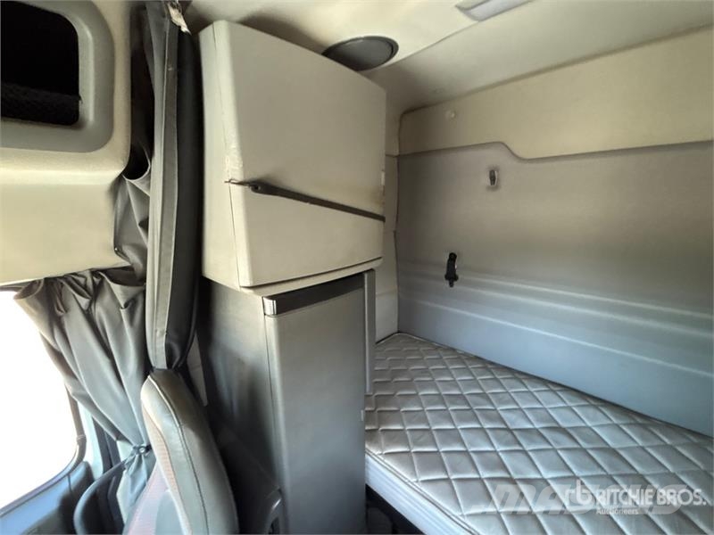 Volvo VNR 6x4 T/A Sleeper Truck Tractor Camiones tractor